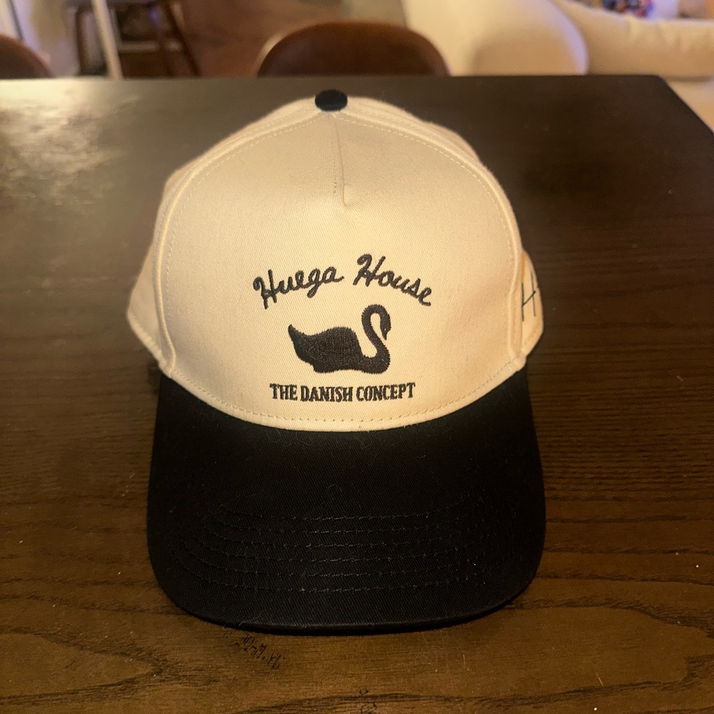 Huega House VINTAGE SWAN | BLACK & NATURAL HAT
